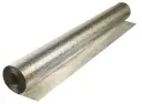 Gruba folia aluminiowa budowlana, błyszcząca, zwinięta w rolkę, gotowa do izolacji.