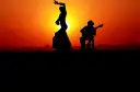 Tancerka flamenco i gitarzysta w zachodzącym słońcu. Czy to falset co to za dźwięk?