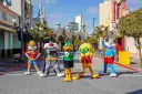 Personajes de Looney Tunes celebran la nueva atracción Warner. Bugs Bunny, Piolín, Silvestre, Lola Bunny y el Pato Lucas posan en la calle.