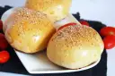 Jak upiec puszyste bułki do hamburgerów? Prosty przepis krok po kroku