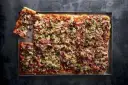 Pyszna pizza domowa przepis na blachę z szynką, pieczarkami i oliwkami. Idealna na rodzinne spotkanie.