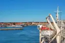 Widok z promu na port i miasteczko na Bornholmie. Planujesz bornholm rejsy z polski?