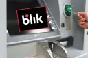 Logo Blik na ekranie bankomatu, obok wkładana jest karta.