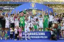 Legia Warszawa świętuje zdobycie Pucharu Polski w piłce nożnej. Piłkarze z pucharem, konfetti i uśmiechami na twarzach.
