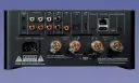 Tył wzmacniacza NAD M10 BluOS Streaming Amplifier (v2) z licznymi złączami: analogowymi, cyfrowymi, HDMI, USB, LAN i terminalami głośnikowymi.