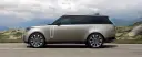 Brązowy SUV Range Rover na tle górskiego krajobrazu.