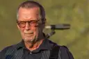Eric Clapton zamyka oczy, jakby słyszał "Tears in Heaven". W okularach odbija się światło, a na twarzy maluje się zaduma.