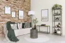 Nowoczesny salon z ceglaną ścianą, kanapą, stolikiem i regałem. Obrazy na ścianie tworzą wall of fame.