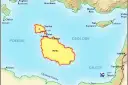 Mapa pokazuje, gdzie leży Malta, między Tunezją a Włochami. Widać archipelag z wyspami Gozo i Comino.