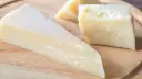 Kawałki twardego, żółtawego sera, które doskonale ilustrują, co to jest parmezan.