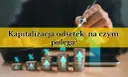 Stosy monet rosną, symbolizując kapitalizację odsetek i wzrost finansowy. Strzałka w górę wskazuje na sukces.