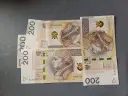 Polskie banknoty 200 zł. Kto nie płaci składkę zdrowotną w Polsce, może mieć takie pieniądze, ale nie na leczenie.