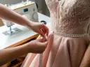 Ile kosztuje skrócenie sukni ślubnej? Zobacz, co wpływa na cenę