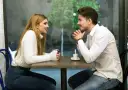 Para dowiedzieć się, jak zacząć rozmowę z dziewczyną, obserwuj tę parę przy kawie. Uśmiechy i kontakt wzrokowy to dobry początek.