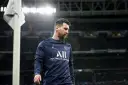 Lionel Messi w dresie PSG, zastanawia się, ile Messi zarabia na sekundę.