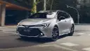 Srebrna Toyota Corolla Hybrid Touring Sports w ruchu. Zastanawiasz się, jaki olej do Toyota Corolla 1.8 Hybrid? Ten model zapewnia płynną jazdę.