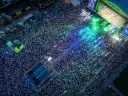 Tłum ludzi na koncercie podczas Łódź Summer Festival 2026. Kolorowe światła i dym tworzą niesamowitą atmosferę.