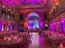 Elegancka sala balowa z oświetleniem tworzącym nastrój. Zastanawiasz się, ile kosztuje wynajęcie profesjonalnego dekoratora światłem na event?