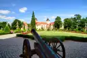 Działo na brukowanym dziedzińcu przed pałacem w Książańskim Parku Krajobrazowym.