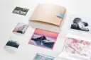 Jak wywołać zdjęcia w Rossmannie? Zobacz, jak pięknie prezentują się wydrukowane fotografie: para, góry, miasto, las i kwiaty.