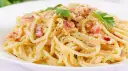 Pyszne spaghetti carbonara z boczkiem i parmezanem, idealne na szybki obiad. Oto prosty przepis!