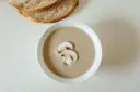 Kremowa zupa pieczarkowa z pieczywem. Jakie przyprawy do zupy pieczarkowej? Sól, pieprz, gałka muszkatołowa i tymianek podkreślą jej smak.