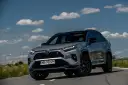 Szary Toyota RAV4 Hybrid GR Sport na drodze. Gdzie jest produkowana? W Japonii, USA, Kanadzie, Rosji, Chinach.
