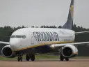 Samolot Ryanair na płycie lotniska.