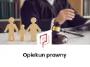 Drewniane figurki rodziny, młotek sędziowski i sędzia w todze.