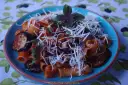 Pyszne danie pasta alla norma z makaronem rigatoni, bakłażanem w sosie pomidorowym i posypane startym serem.