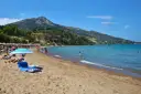 Idealna zakynthos pogoda sierpień: słońce, plaża, morze i ludzie kąpiący się w wodzie.