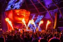 Płomienie buchają na scenie podczas jednego z największych festiwali techno na świecie. Tłum szaleje w rytm muzyki.