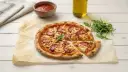 Pyszne, chrupiące ciasto na pizzę bez wyrastania z pikantnym salami i ciągnącym serem. Idealna na szybki obiad.