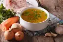 Aromatyczny rosół z kurczaka, z marchewką, cebulą i czosnkiem. Zastanawiasz się, ile soli do rosołu?