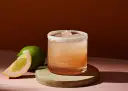Orzeźwiający drink Paloma z solnym rantem, podany z limonką i plasterkiem grejpfruta. Idealny przepis na lato.