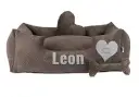 Wygodne legowisko dla doga niemieckiego Leona, z sercem "Sweet Dreams" i kością.