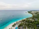 Rajska plaża na Zanzibarze z turkusową wodą, łodziami i luksusowymi hotelami. Sprawdź Zanzibar ceny i zaplanuj wymarzone wakacje!