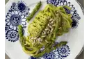 Makaron z zielonym pesto i szparagami, posypany pestkami słonecznika. Czy makaron jest zdrowy? Zależy od dodatków!
