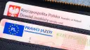 Dowód osobisty i prawo jazdy w portfelu. Zastanawiasz się, ile kosztują zdjęcia do dowodu?
