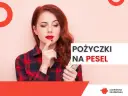 Zastanawiasz się, czy na sam PESEL można wziąć pożyczkę? Kobieta z pieniędzmi w ręku myśli o finansach.