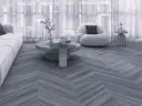Nowe panele winylowe w jodełkę tworzą stylową bazę dla nowoczesnego salonu.