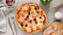 Pyszna pizza z szynką, oliwkami i pomidorkami. Proste ciasto na pizzę zawsze wychodzi, a składniki na blacie zachęcają do kolejnego kawałka.