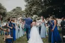 Panna młoda w bieli, druhenki w błękicie. Unikaj przyczyny faux pas przy wyborze koloru sukienki: biel, czerń, czerwień.