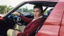 Ferruccio Lamborghini, kto stworzył Lamborghini, siedzi za kierownicą swojego czerwonego supersamochodu.