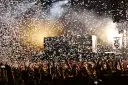 Tłum szaleje przy muzyce disco polo do tańca, a z góry sypie się konfetti.