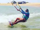 Kitesurfing od zera: Jak zacząć, ile kosztuje i gdzie uczyć?