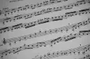 Muzyczne znaki na pięciolinii, nuty i akcenty tworzą melodię.