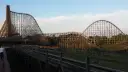 Drewniane kolejki górskie w Heide Park to niesamowite atrakcje. Widok zapiera dech w piersiach!
