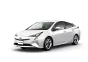 Biała Toyota Prius, symbol ekologicznej motoryzacji, produkowana jest w Japonii.
