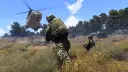 Żołnierze w kamuflażu, lądujący helikopter i krzaki. Akcja na **arma 3 polski serwer**.